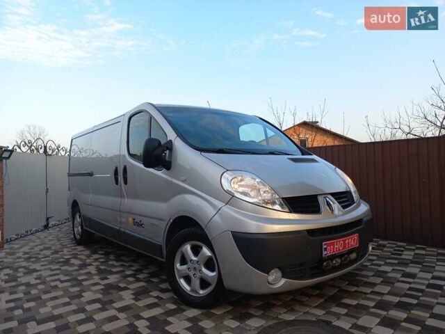 Серый Рено Трафик, объемом двигателя 2 л и пробегом 235 тыс. км за 13750 $, фото 2 на Automoto.ua