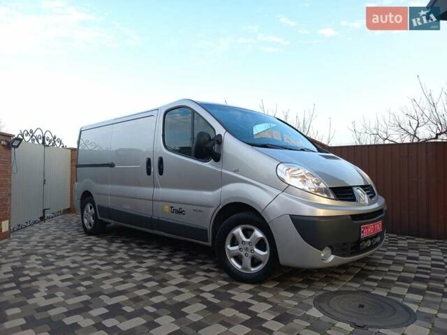 Серый Рено Трафик, объемом двигателя 2 л и пробегом 235 тыс. км за 13750 $, фото 3 на Automoto.ua