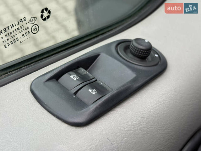 Серый Рено Трафик, объемом двигателя 2 л и пробегом 99 тыс. км за 12999 $, фото 21 на Automoto.ua