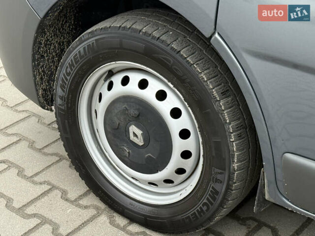 Серый Рено Трафик, объемом двигателя 2 л и пробегом 99 тыс. км за 12999 $, фото 14 на Automoto.ua