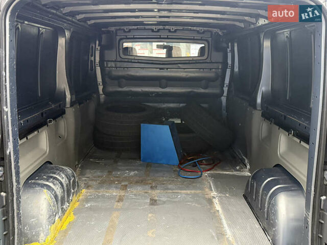 Серый Рено Трафик, объемом двигателя 2 л и пробегом 99 тыс. км за 12999 $, фото 23 на Automoto.ua