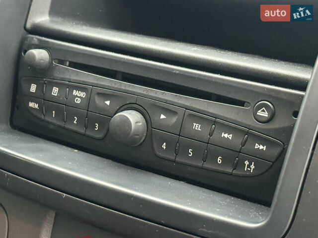 Серый Рено Трафик, объемом двигателя 2 л и пробегом 99 тыс. км за 12999 $, фото 28 на Automoto.ua