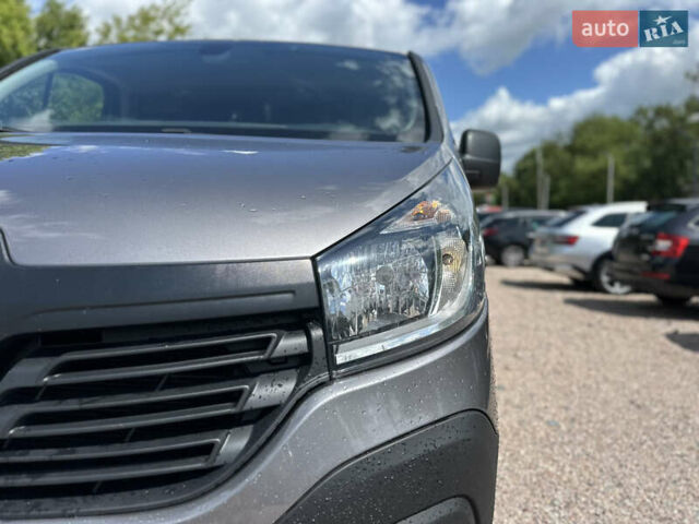 Серый Рено Трафик, объемом двигателя 1.6 л и пробегом 204 тыс. км за 12999 $, фото 3 на Automoto.ua