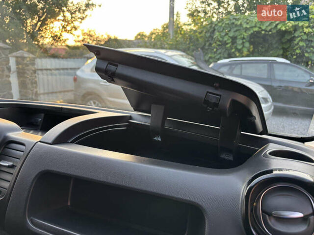 Серый Рено Трафик, объемом двигателя 2 л и пробегом 245 тыс. км за 16999 $, фото 20 на Automoto.ua