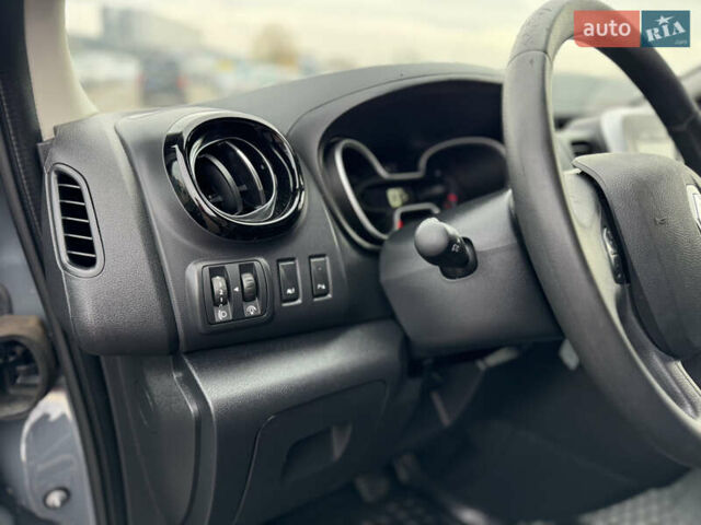 Серый Рено Трафик, объемом двигателя 2 л и пробегом 218 тыс. км за 22500 $, фото 46 на Automoto.ua