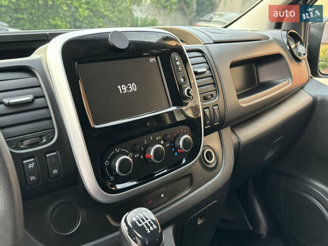 Серый Рено Трафик, объемом двигателя 2 л и пробегом 245 тыс. км за 16999 $, фото 16 на Automoto.ua