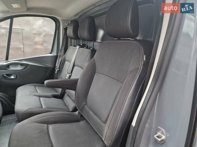 Серый Рено Трафик, объемом двигателя 2 л и пробегом 262 тыс. км за 20399 $, фото 8 на Automoto.ua