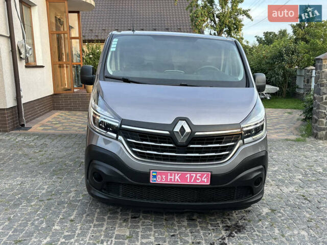 Серый Рено Трафик, объемом двигателя 2 л и пробегом 245 тыс. км за 16999 $, фото 1 на Automoto.ua