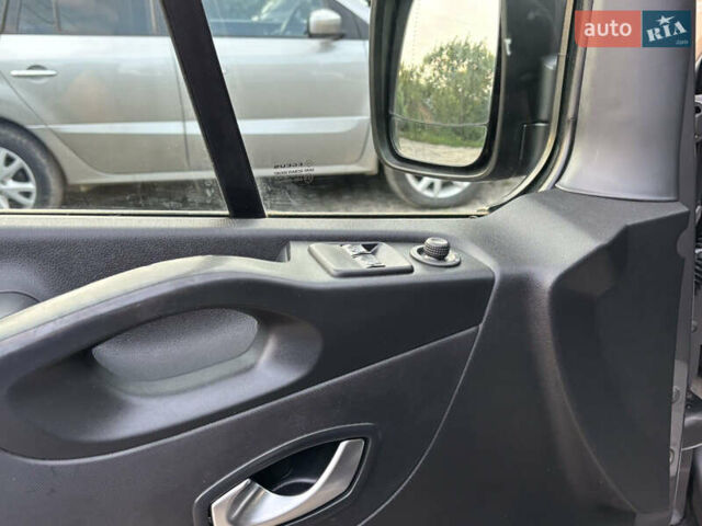 Серый Рено Трафик, объемом двигателя 2 л и пробегом 245 тыс. км за 16999 $, фото 13 на Automoto.ua