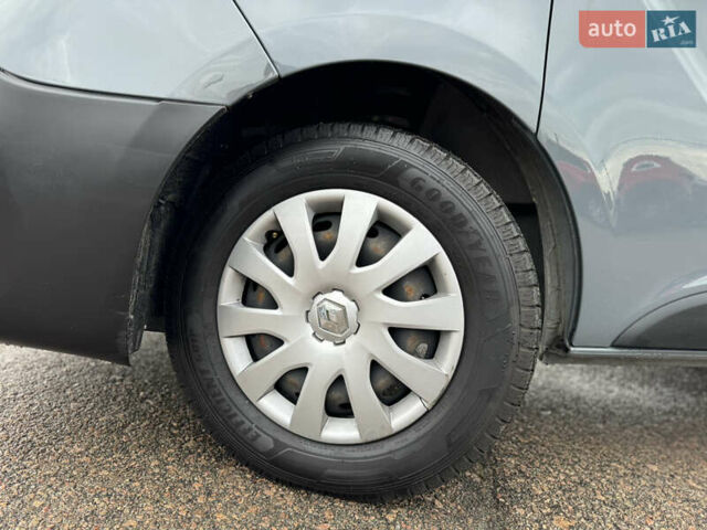 Серый Рено Трафик, объемом двигателя 2 л и пробегом 218 тыс. км за 22500 $, фото 17 на Automoto.ua