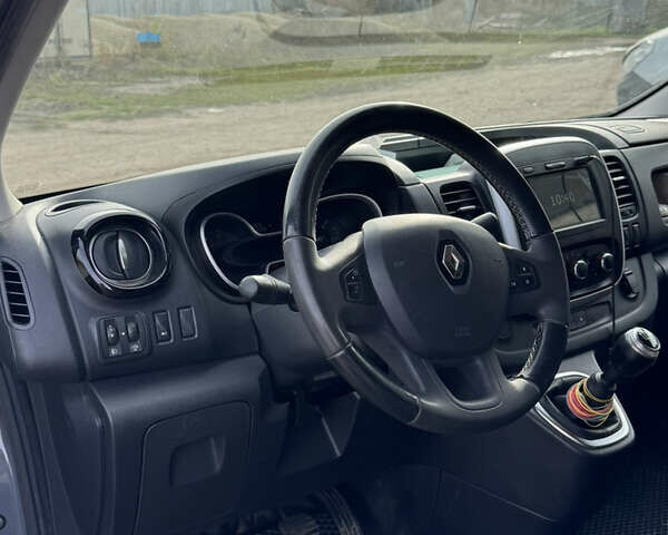 Серый Рено Трафик, объемом двигателя 2 л и пробегом 247 тыс. км за 16000 $, фото 12 на Automoto.ua