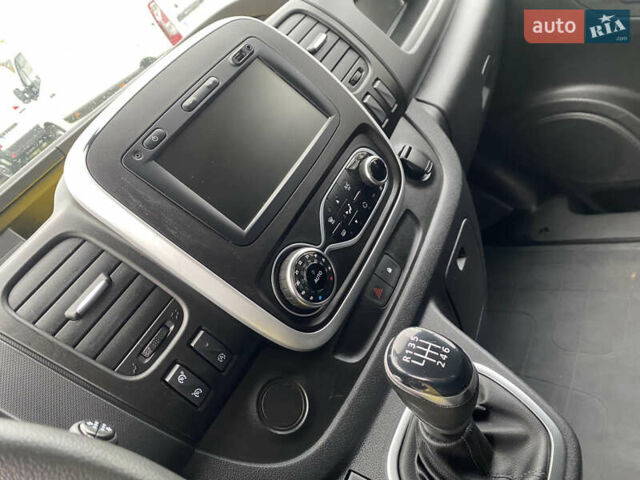 Серый Рено Трафик, объемом двигателя 2 л и пробегом 200 тыс. км за 17900 $, фото 1 на Automoto.ua