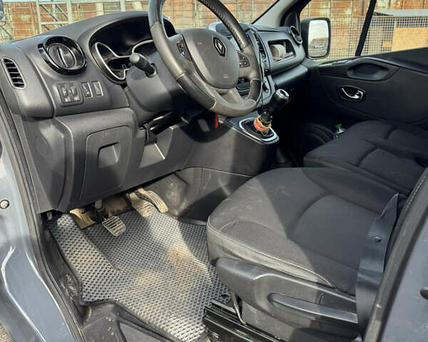 Серый Рено Трафик, объемом двигателя 2 л и пробегом 247 тыс. км за 16000 $, фото 6 на Automoto.ua