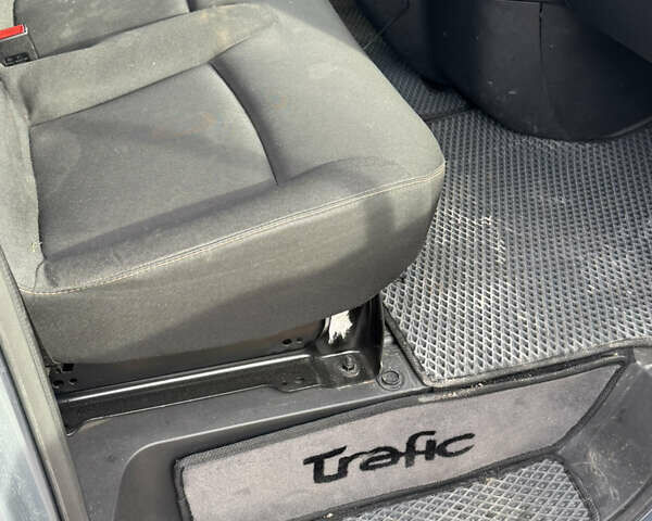 Серый Рено Трафик, объемом двигателя 2 л и пробегом 247 тыс. км за 16000 $, фото 13 на Automoto.ua