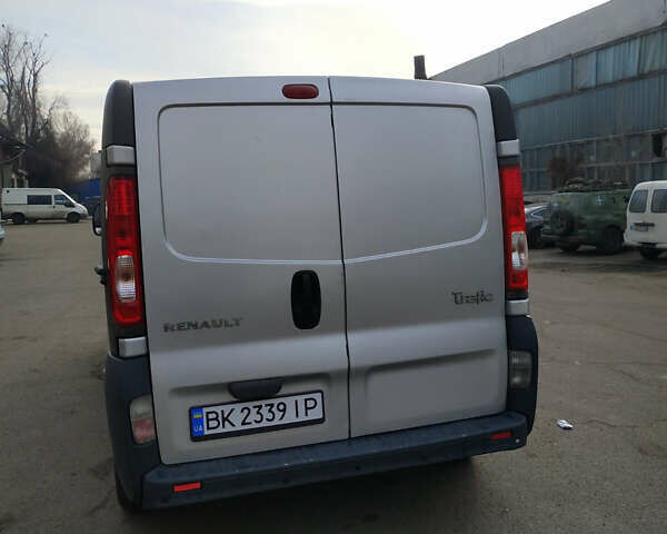 Серый Рено Трафик, объемом двигателя 2 л и пробегом 175 тыс. км за 7000 $, фото 1 на Automoto.ua