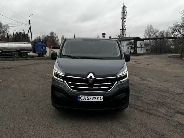 Серый Рено Трафик, объемом двигателя 2 л и пробегом 230 тыс. км за 26770 $, фото 1 на Automoto.ua