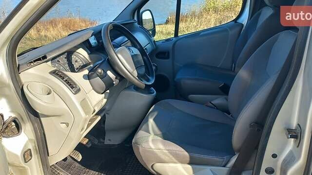 Серый Рено Трафик, объемом двигателя 2.5 л и пробегом 326 тыс. км за 8400 $, фото 1 на Automoto.ua