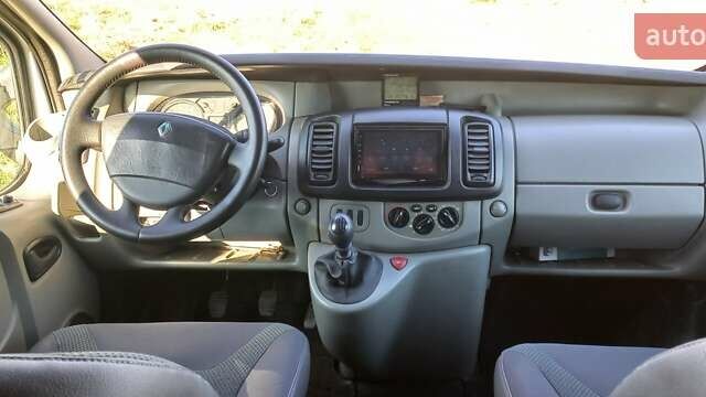 Серый Рено Трафик, объемом двигателя 2.5 л и пробегом 326 тыс. км за 8400 $, фото 3 на Automoto.ua