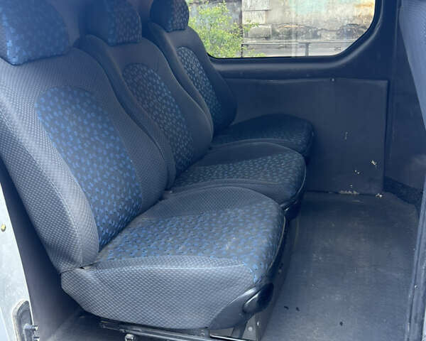 Серый Рено Трафик, объемом двигателя 2 л и пробегом 285 тыс. км за 7799 $, фото 3 на Automoto.ua