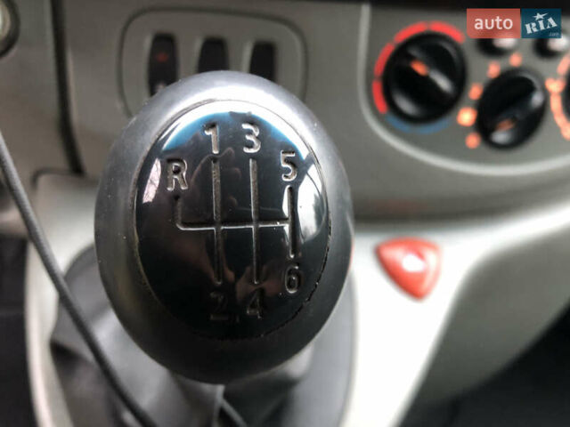 Сірий Рено Трафік, об'ємом двигуна 2 л та пробігом 271 тис. км за 8900 $, фото 16 на Automoto.ua