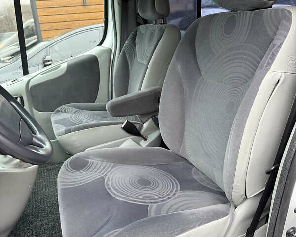 Сірий Рено Трафік, об'ємом двигуна 2.5 л та пробігом 299 тис. км за 12799 $, фото 7 на Automoto.ua