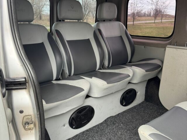 Серый Рено Трафик, объемом двигателя 2.5 л и пробегом 263 тыс. км за 9600 $, фото 7 на Automoto.ua