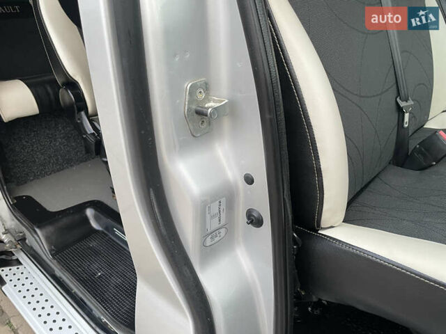 Серый Рено Трафик, объемом двигателя 2.5 л и пробегом 227 тыс. км за 9700 $, фото 37 на Automoto.ua