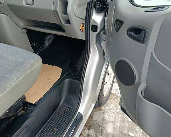 Серый Рено Трафик, объемом двигателя 2 л и пробегом 233 тыс. км за 11800 $, фото 14 на Automoto.ua