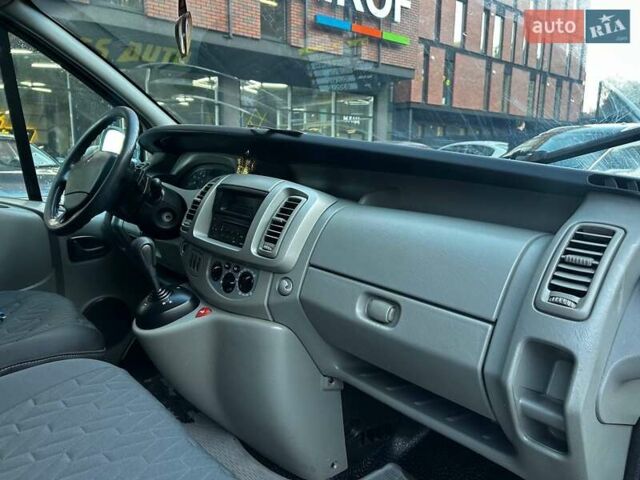 Серый Рено Трафик, объемом двигателя 2 л и пробегом 275 тыс. км за 9500 $, фото 19 на Automoto.ua