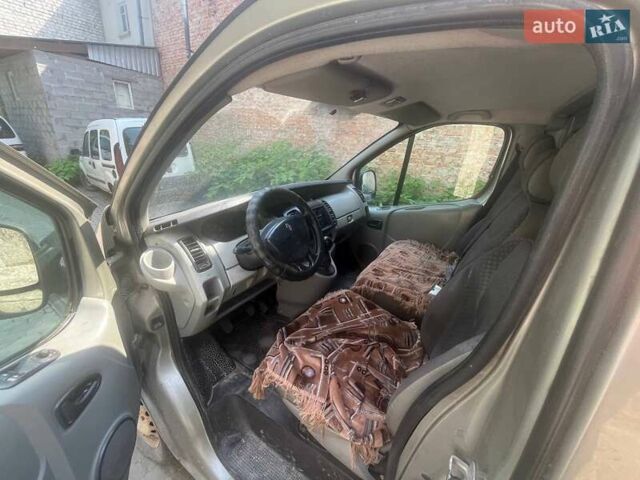 Серый Рено Трафик, объемом двигателя 2 л и пробегом 434 тыс. км за 6300 $, фото 4 на Automoto.ua