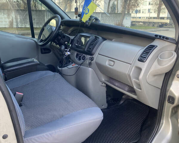 Серый Рено Трафик, объемом двигателя 2.46 л и пробегом 323 тыс. км за 10000 $, фото 4 на Automoto.ua