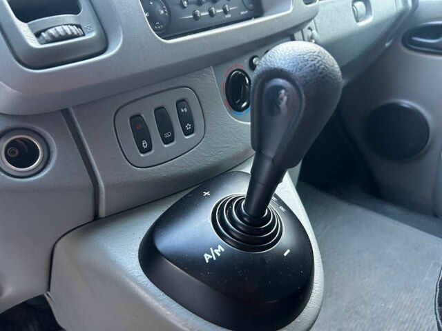 Серый Рено Трафик, объемом двигателя 2 л и пробегом 275 тыс. км за 9500 $, фото 11 на Automoto.ua