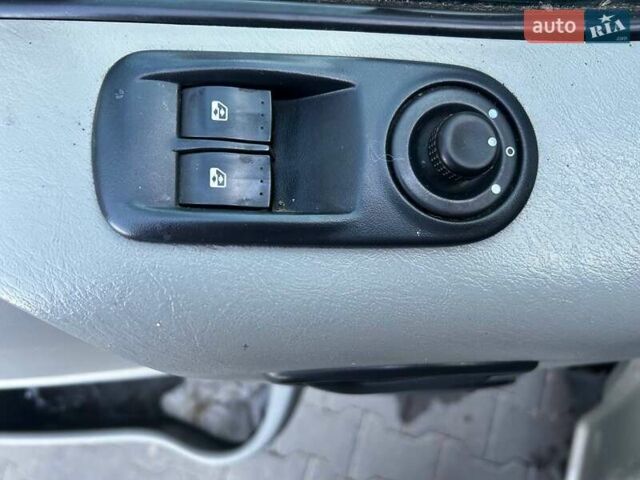 Серый Рено Трафик, объемом двигателя 2 л и пробегом 275 тыс. км за 9500 $, фото 6 на Automoto.ua