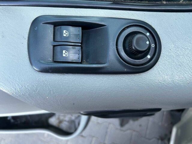 Серый Рено Трафик, объемом двигателя 2 л и пробегом 275 тыс. км за 9500 $, фото 6 на Automoto.ua