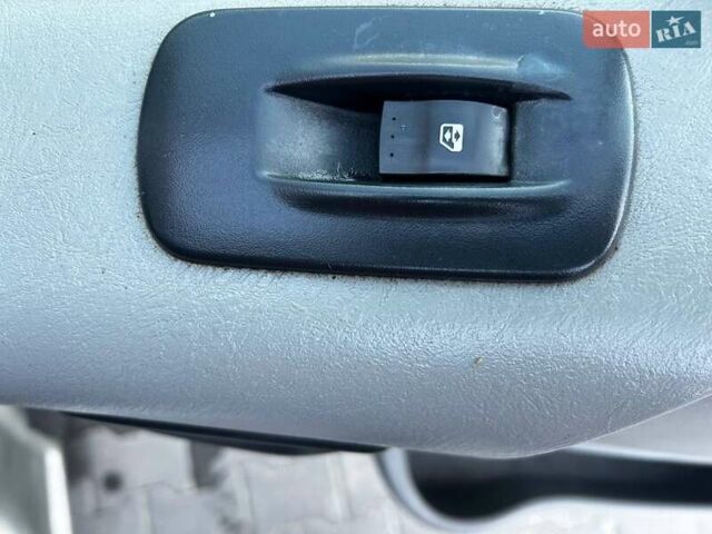 Серый Рено Трафик, объемом двигателя 2 л и пробегом 275 тыс. км за 9500 $, фото 21 на Automoto.ua