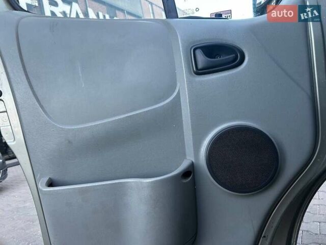 Серый Рено Трафик, объемом двигателя 2 л и пробегом 275 тыс. км за 9500 $, фото 7 на Automoto.ua