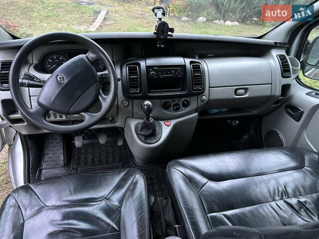 Серый Рено Трафик, объемом двигателя 2.5 л и пробегом 350 тыс. км за 9700 $, фото 28 на Automoto.ua
