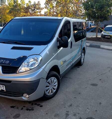 Серый Рено Трафик, объемом двигателя 2.5 л и пробегом 396 тыс. км за 9000 $, фото 3 на Automoto.ua