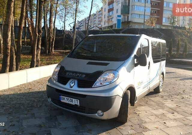 Серый Рено Трафик, объемом двигателя 2.5 л и пробегом 396 тыс. км за 9000 $, фото 2 на Automoto.ua