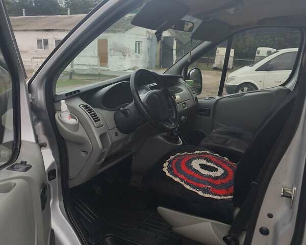 Серый Рено Трафик, объемом двигателя 2 л и пробегом 400 тыс. км за 10300 $, фото 1 на Automoto.ua