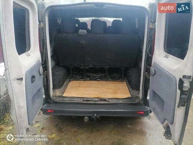 Серый Рено Трафик, объемом двигателя 2 л и пробегом 325 тыс. км за 10300 $, фото 2 на Automoto.ua