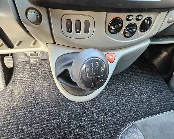 Сірий Рено Трафік, об'ємом двигуна 2 л та пробігом 124 тис. км за 14100 $, фото 5 на Automoto.ua