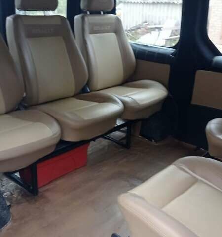 Серый Рено Трафик, объемом двигателя 2 л и пробегом 400 тыс. км за 10300 $, фото 3 на Automoto.ua