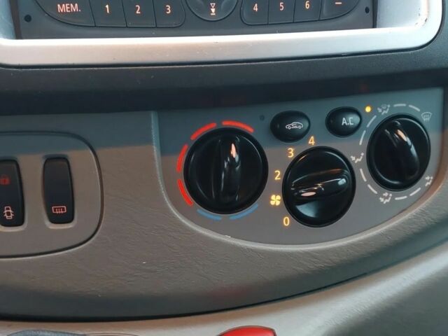 Серый Рено Трафик, объемом двигателя 2 л и пробегом 160 тыс. км за 7900 $, фото 6 на Automoto.ua