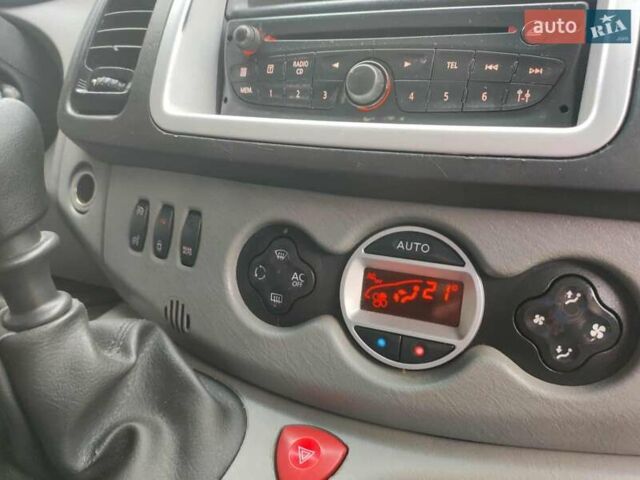 Серый Рено Трафик, объемом двигателя 2.5 л и пробегом 303 тыс. км за 12600 $, фото 41 на Automoto.ua