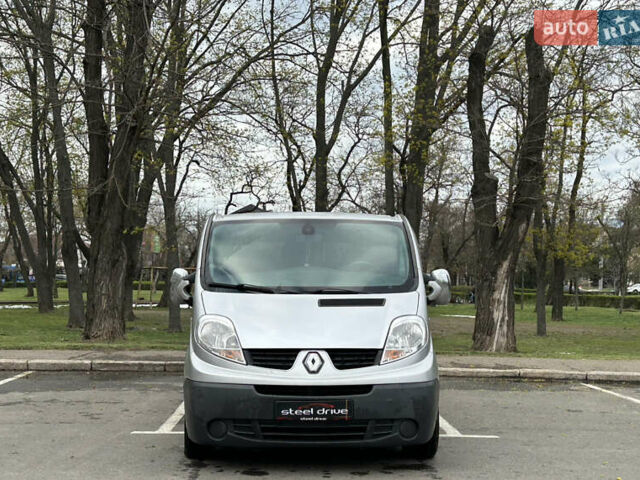 Серый Рено Трафик, объемом двигателя 2 л и пробегом 199 тыс. км за 11999 $, фото 2 на Automoto.ua