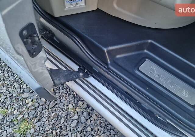 Серый Рено Трафик, объемом двигателя 2.5 л и пробегом 196 тыс. км за 14900 $, фото 2 на Automoto.ua