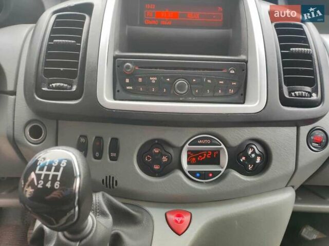 Серый Рено Трафик, объемом двигателя 2.5 л и пробегом 303 тыс. км за 12600 $, фото 56 на Automoto.ua