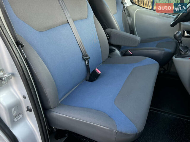 Серый Рено Трафик, объемом двигателя 2 л и пробегом 268 тыс. км за 14200 $, фото 39 на Automoto.ua