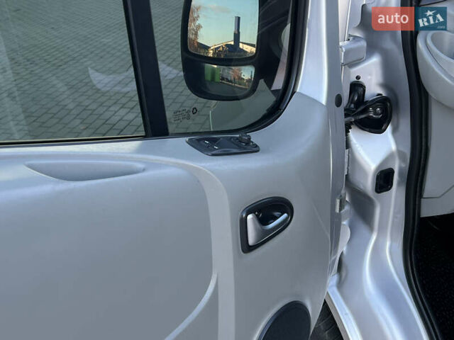 Серый Рено Трафик, объемом двигателя 2 л и пробегом 268 тыс. км за 14200 $, фото 41 на Automoto.ua